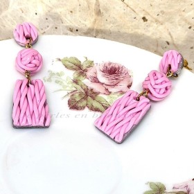 Boucles d'oreilles Tricotine en pâte polymère rose, style tricot fait main, monture dorée élégante