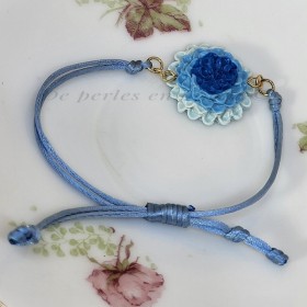 Zahira – Bracelet fleur de dahlia sur cordon ajustable, bijou artisanal fait main