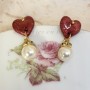 Boucles d’oreilles cœur Cordélia en pâte polymère grenat pailleté et boules de Noël blanches