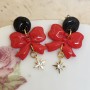 Boucles d’oreilles Noélia en pâte polymère rouge et étoile strass, création artisanale De Perles en Bijoux.