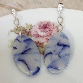 Boucles d’oreilles Nila en argent et pâte polymère marbrée bleue, création artisanale du Cotentin.