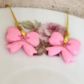 Boucles d’oreilles Rosine en forme de nœuds roses, en pâte polymère et acier doré – création artisanale De Perles en Bijoux.