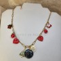 Collier Rudolph doré à breloques rouges, noires et dorées – bijou de Noël fait main par De Perles en Bijoux.
