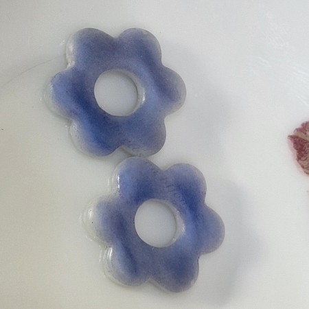 Pampilles Laurette bleues ciel en opaline, création artisanale De Perles en Bijoux – accessoires légers et interchangeables