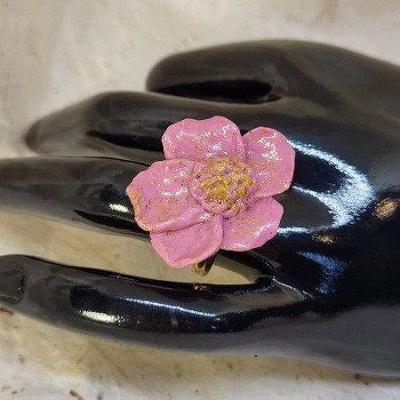 Bague Rosarose fleur vieux rose pailleté, création artisanale en pâte polymère et alliage doré, fait main dans le Cotentin.