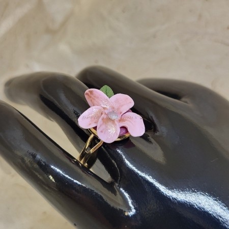 Bague ajustable dorée Rosamé avec fleur rose et feuille en pâte polymère, création artisanale De Perles en Bijoux