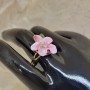 Bague ajustable dorée Rosamé avec fleur rose et feuille en pâte polymère, création artisanale De Perles en Bijoux