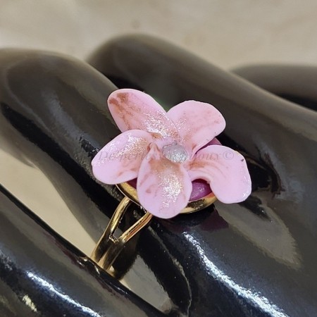 Bague dorée ajustable Roseane avec fleur rose en pâte polymère, création artisanale De Perles en Bijoux