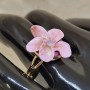 Bague dorée ajustable Roseane avec fleur rose en pâte polymère, création artisanale De Perles en Bijoux