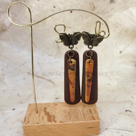 Boucles d’oreilles Bruna – bijou artisanal teintes d’automne avec papillon bronze et pâte polymère effet cuir