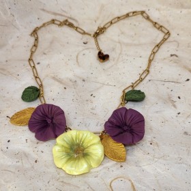 Collier Lily – ras de cou floral en pâte polymère avec fleurs prunes et jaune pastel, création artisanale dorée