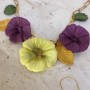 Collier Lily – Ras de cou floral prune et jaune pastel