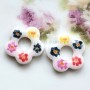 Pampilles blanches fleurettes peintes main en pâte polymère – De Perles en Bijoux
