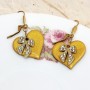 Boucles d’oreilles Gloria – pendants cœurs dorés en pâte polymère avec nœud strass brillant