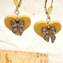 Gloria – Boucles pendants cœurs dorés et nœud strass