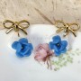 Boucles d’oreilles Théoline – fleur bleue pastel et nœud doré, fait main