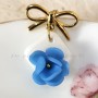 Théoline – Boucles fleur bleue et nœud doré