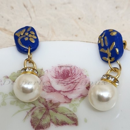 Boucles d’oreilles Ballerine bleu marine texturé et boule blanche strassée