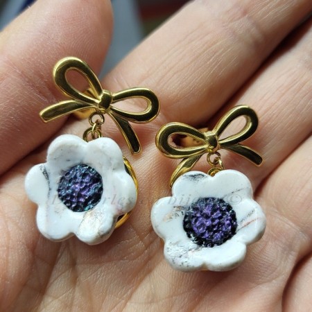 Boucles d’oreilles Anémone en pâte polymère blanche marbrée, création artisanale
