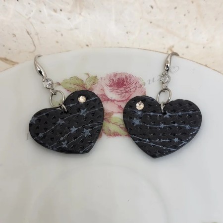 Boucles d’oreilles cœur noir en pâte polymère avec strass argenté – création artisanale
