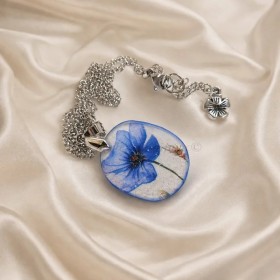 Collier médaillon fleur de lin bleue en pâte polymère fait main dans le Cotentin, monté sur chaîne en acier inoxydable argenté