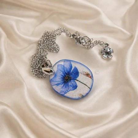 Collier médaillon fleur de lin bleue en pâte polymère fait main dans le Cotentin, monté sur chaîne en acier inoxydable argenté