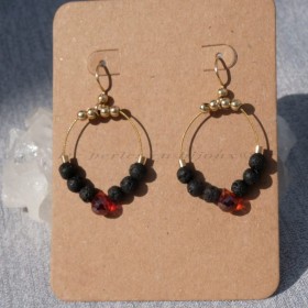 Boucles Flamenco – Plaqué Or, Pierre de Lave & Perle Rouge | Bijou vibrant et élégant, fait main dans le Cotentin.